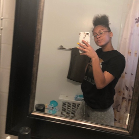 Welcome to my poshmark!! Besitos -shamia <3 - Picture 7 of 8